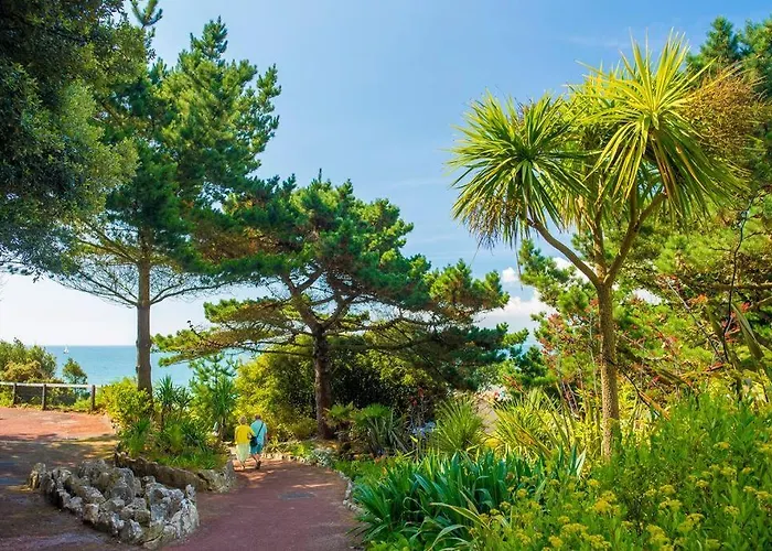 Chine Sands By Bournecoast - A Lovely Holiday Apartment With Parking Near Westbourne Shops And Alum Chine Beach - Fm8498